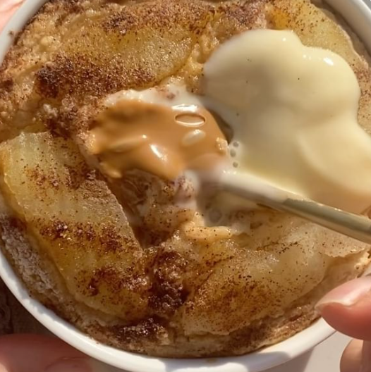 APPLE CUSTARD & BISCOFF BAKED OATS