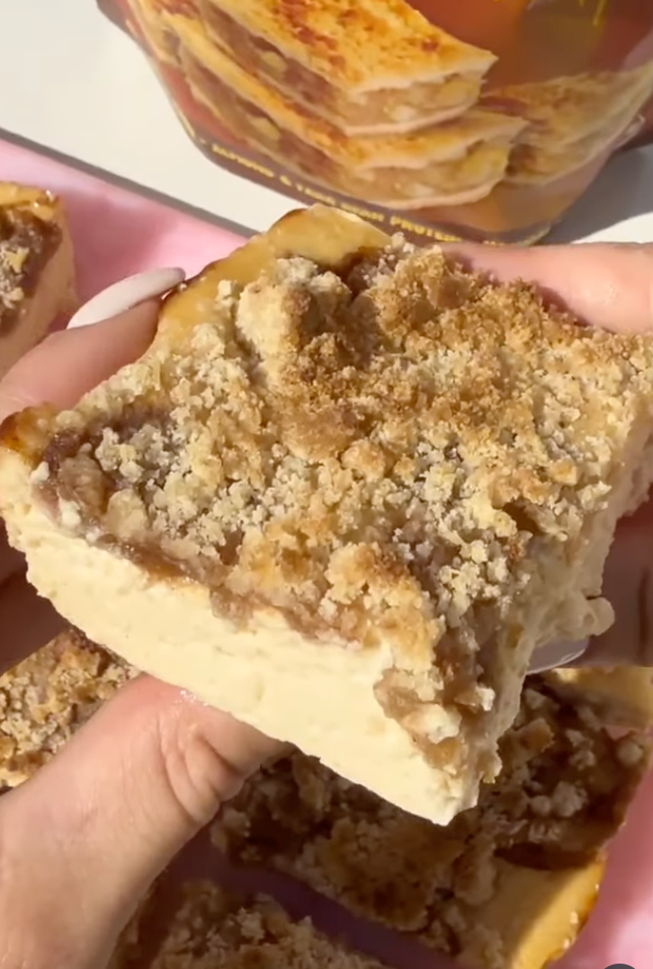 Apple Crumble Cheesecake