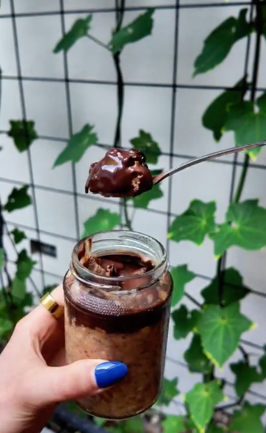 Kiwi Choc PB Cup Overnight Oats