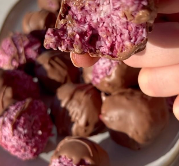 RASPBERRY RIPE PROTEIN BALLS